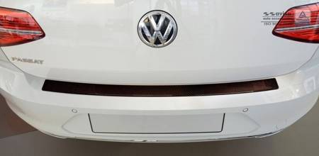 Nakładka na zderzak tylny do Volkswagen Passat B8 Carbon (czarno-czerwony)