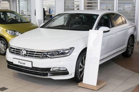 Nakładka na zderzak tylny do Volkswagen Passat B8 Carbon (czarno-czerwony)